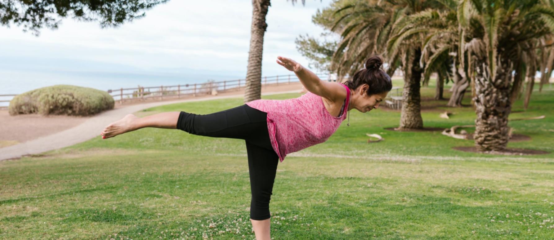 Práctica de vinyasa flow en estudio con luz natural